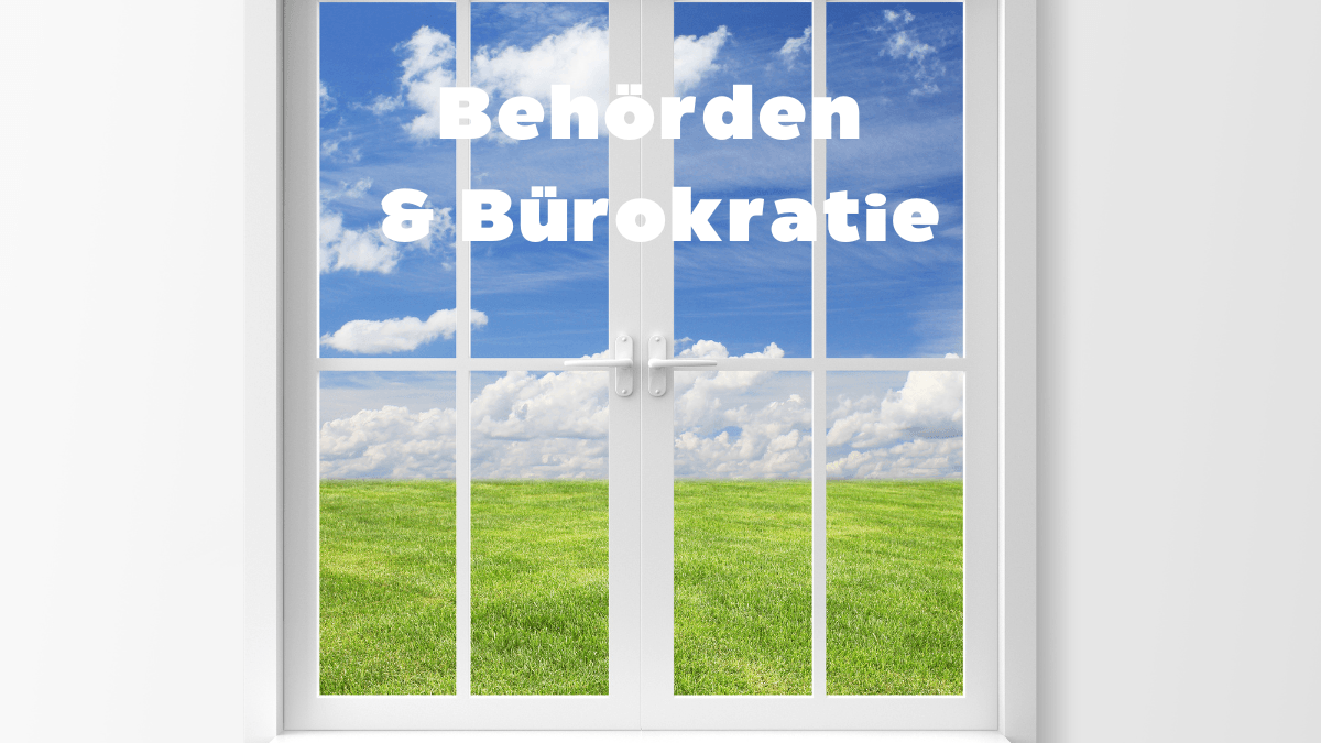 Blick durch ein offenes Fenster auf einen ruhigen Horizont als Symbol für Transparenz und Leichtigkeit bei Behördenangelegenheiten.