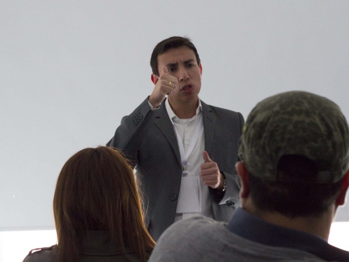 Camilo Hernández dando una charla