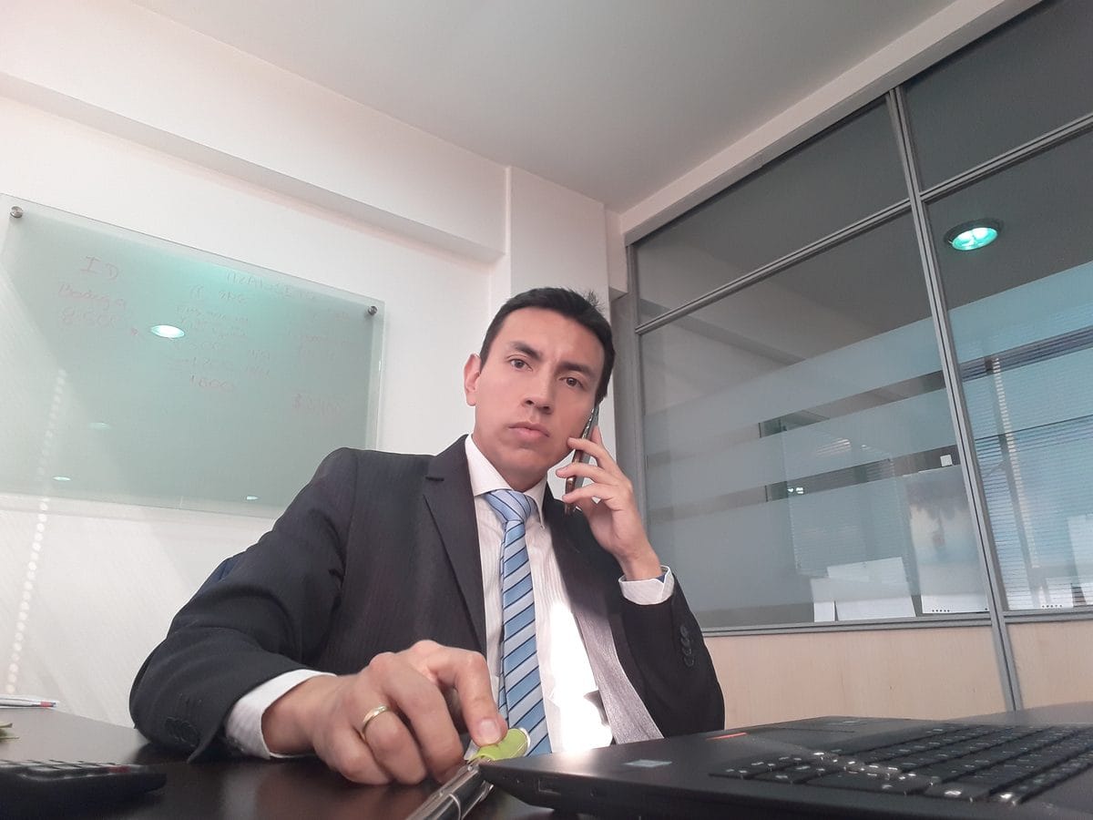 Camilo Hernández en su oficina, en su etapa corporativa