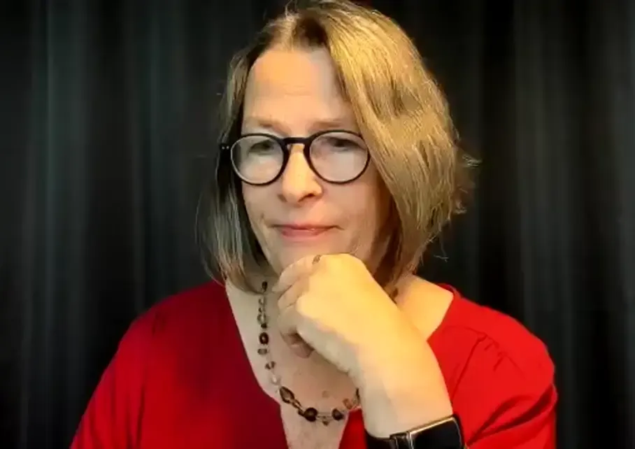 Birgit Baindl, Originalfoto aus einem Zoom-Call, in roter Bluse