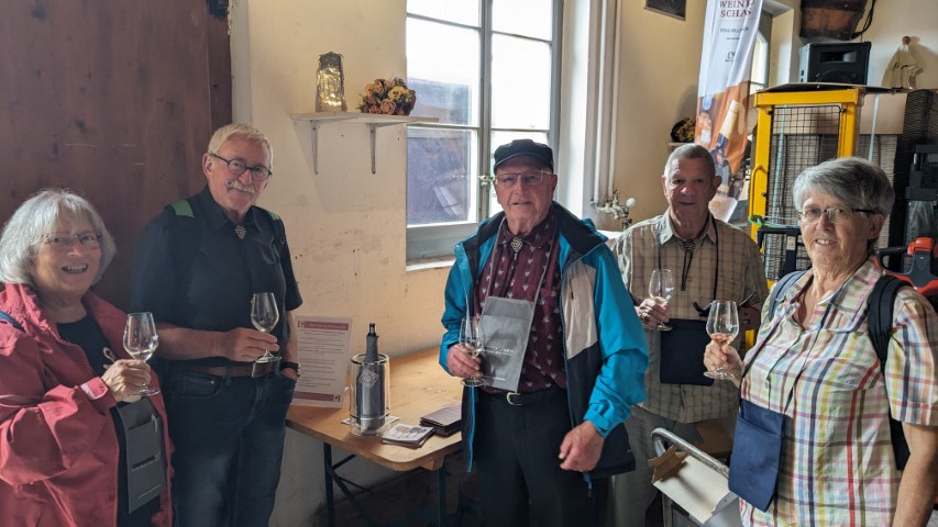 Gruppe von Wein liebhabern die an der Verlosung mit der Blind Tasting App mitmachen