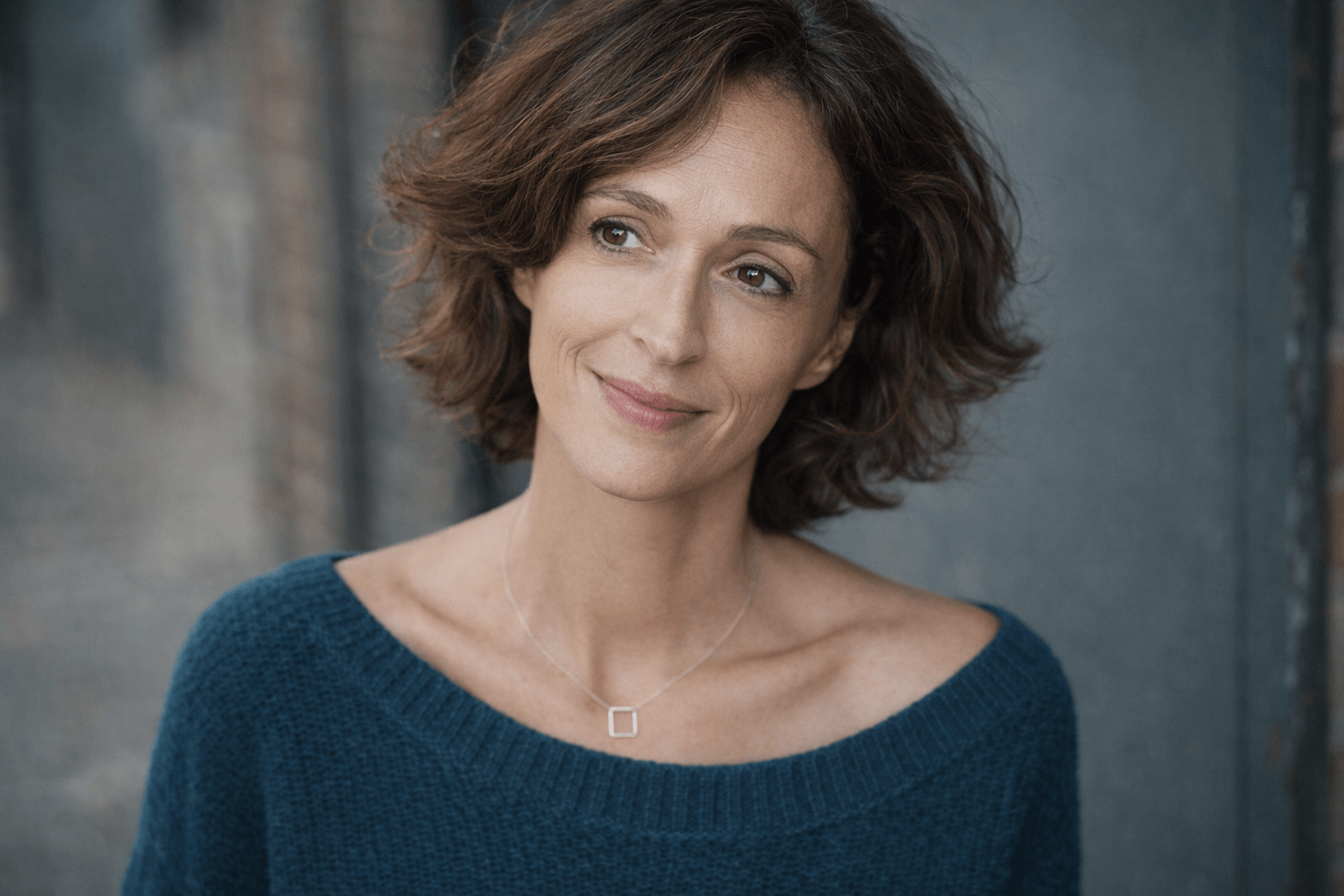 Florence assise en tailleur au sol médite