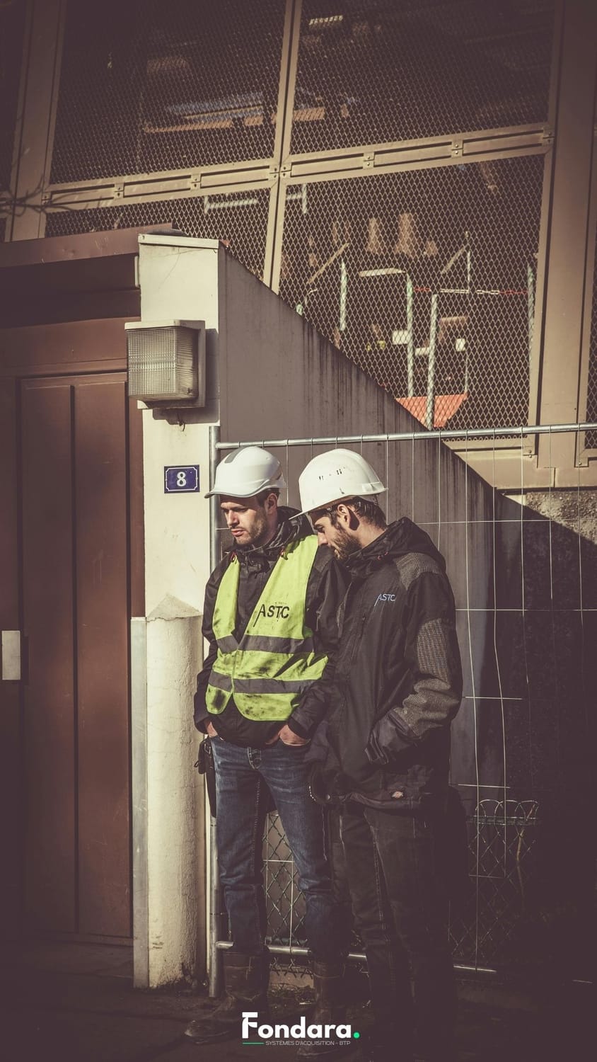 Réunion d'équipe artisans bâtiment — stratégie contenu réseaux sociaux BTP 2026