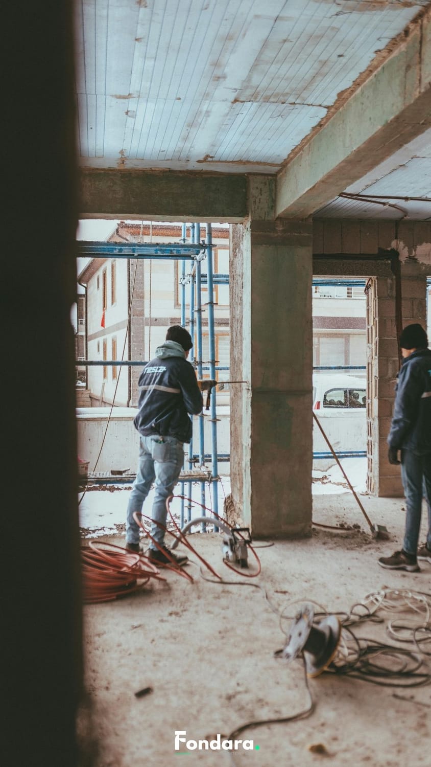 Artisan du bâtiment en action — preuve sociale avis Google portfolio réalisations différenciation