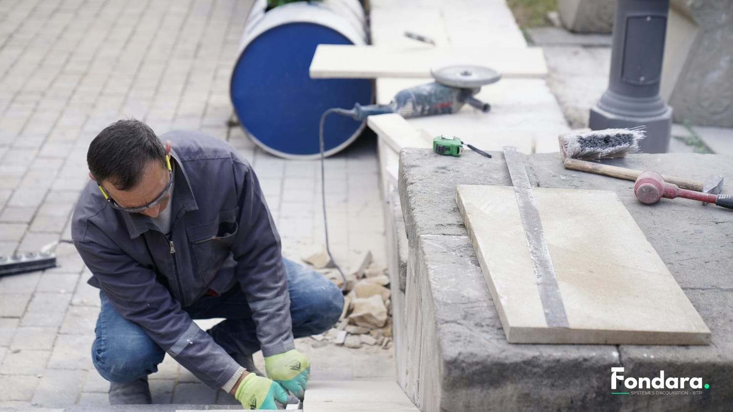 Artisan posant une margelle béton — qualité réalisation BTP conversion devis FONDARA