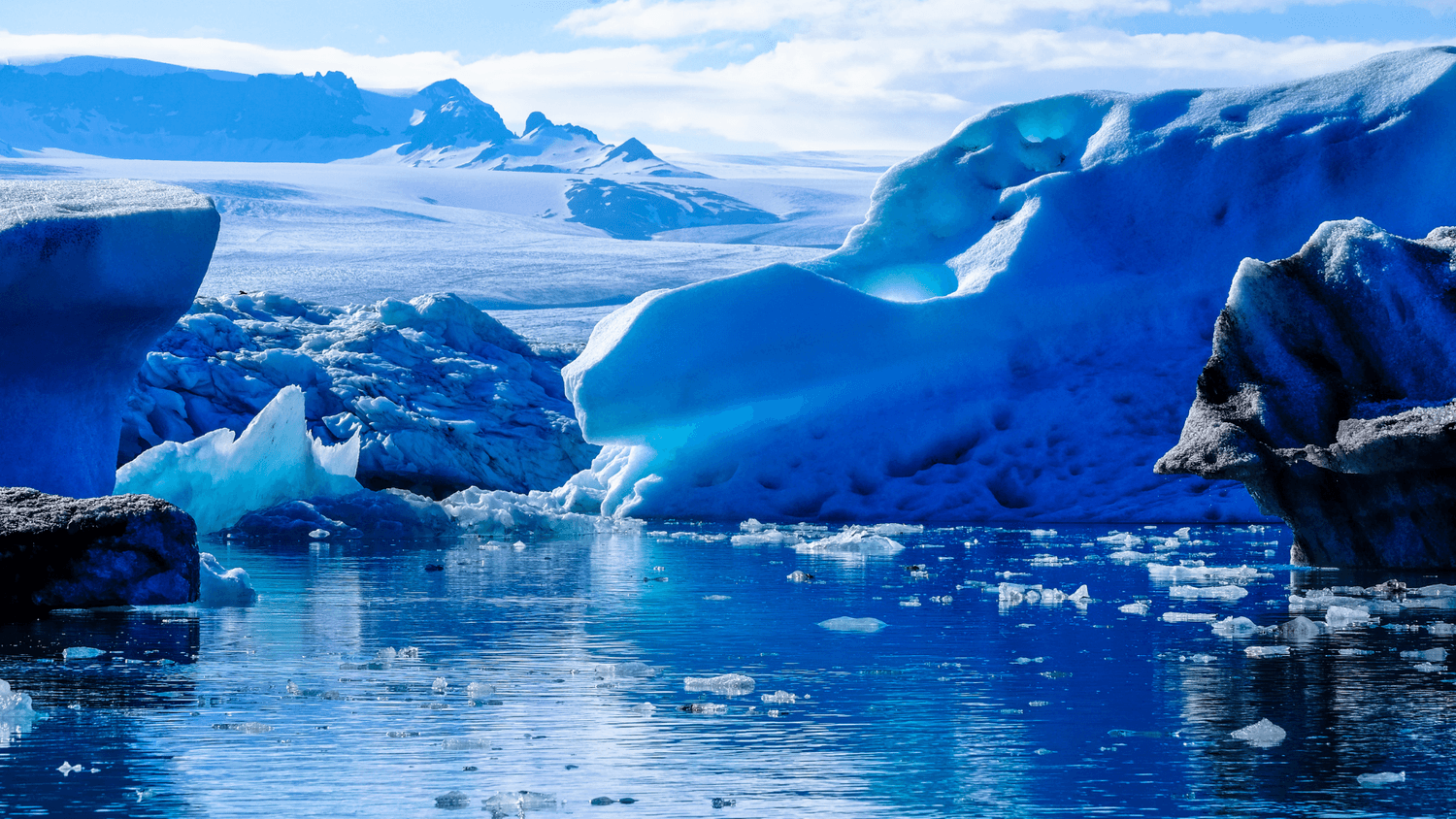 Paysage de neige et d'eau en Alaska, illustrant les enjeux climatiques