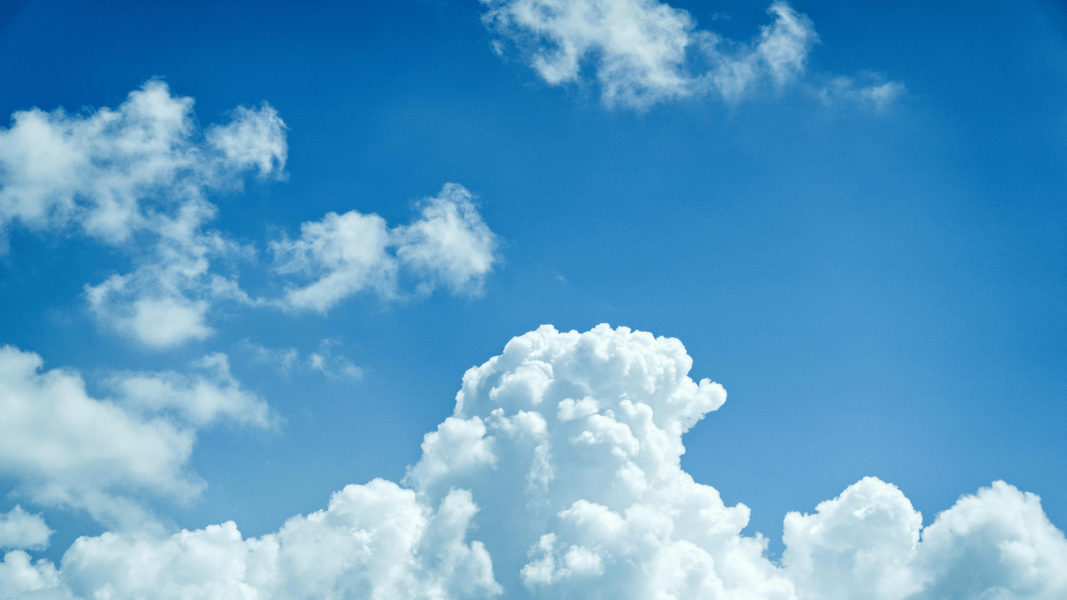Ciel bleu avec nuages, symbole d'air pur