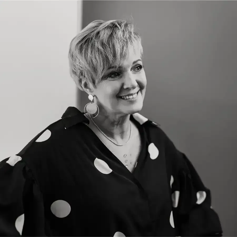 alt="Lizette Volkwyn smiling confidently during a coaching session, a globally recognised master life coach and international keynote speaker."