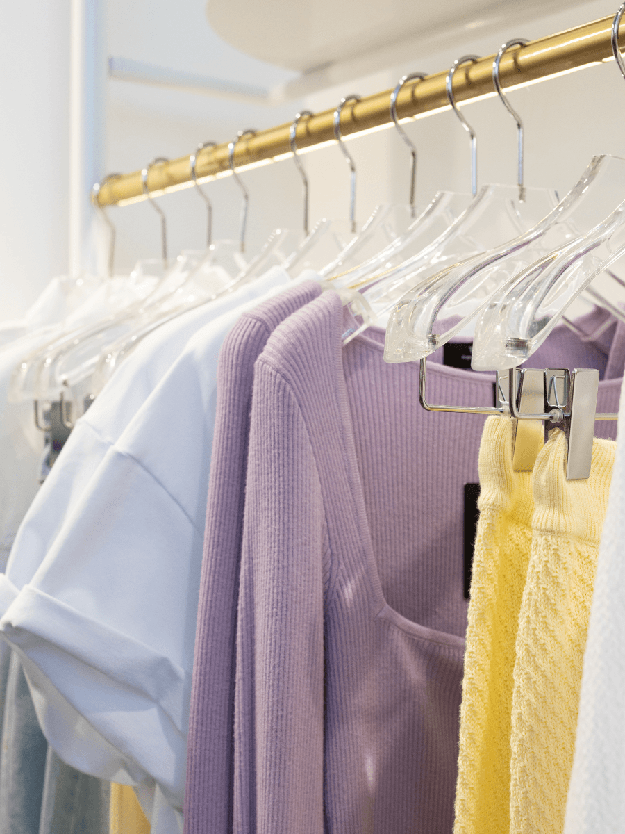 Kleiderstange mit Bekleidung in Weiß, Lavendel und Hellgelb