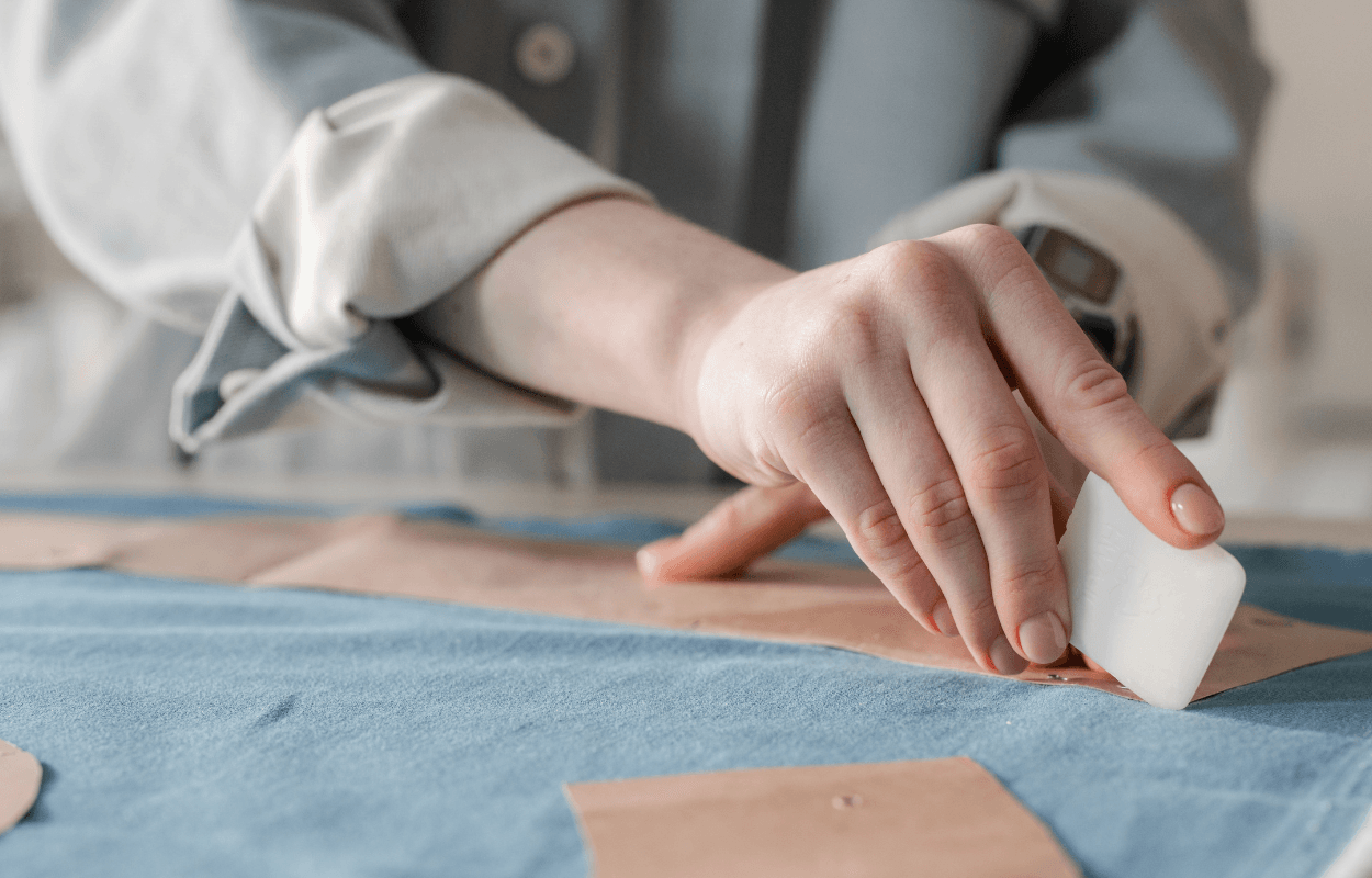 E-Learnig-Icon: Tablet-Reader mit leuchtender Glühlampe darüber