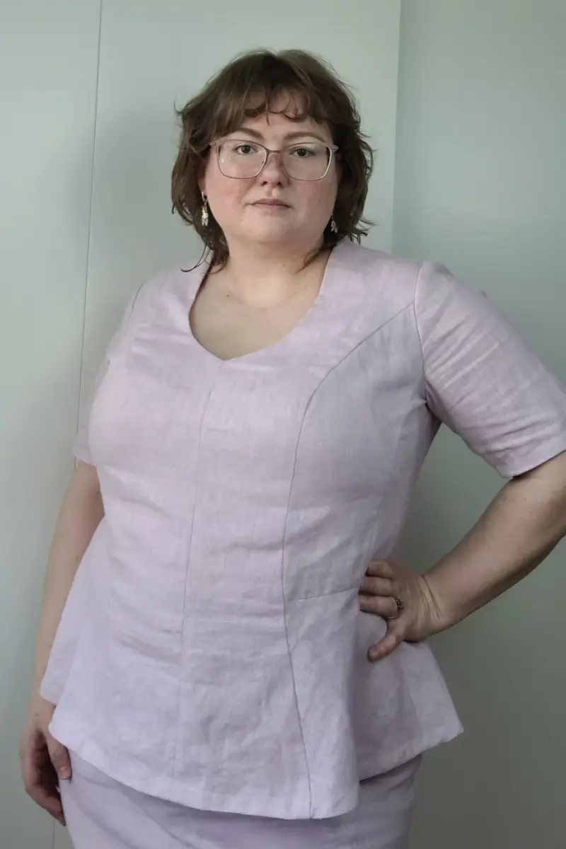 Daniela Nadler in zweiteiligen Kleid in fliederlila