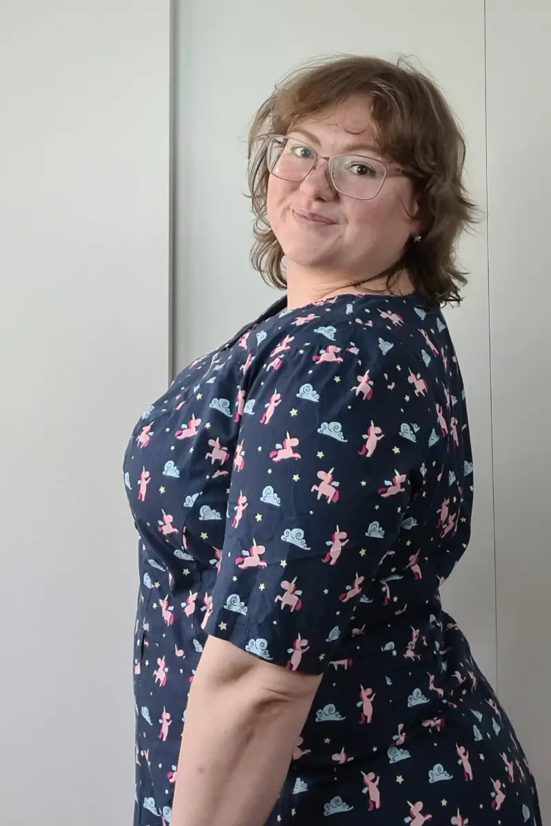 Daniela Nadler im Kleid mit Einhornmuster