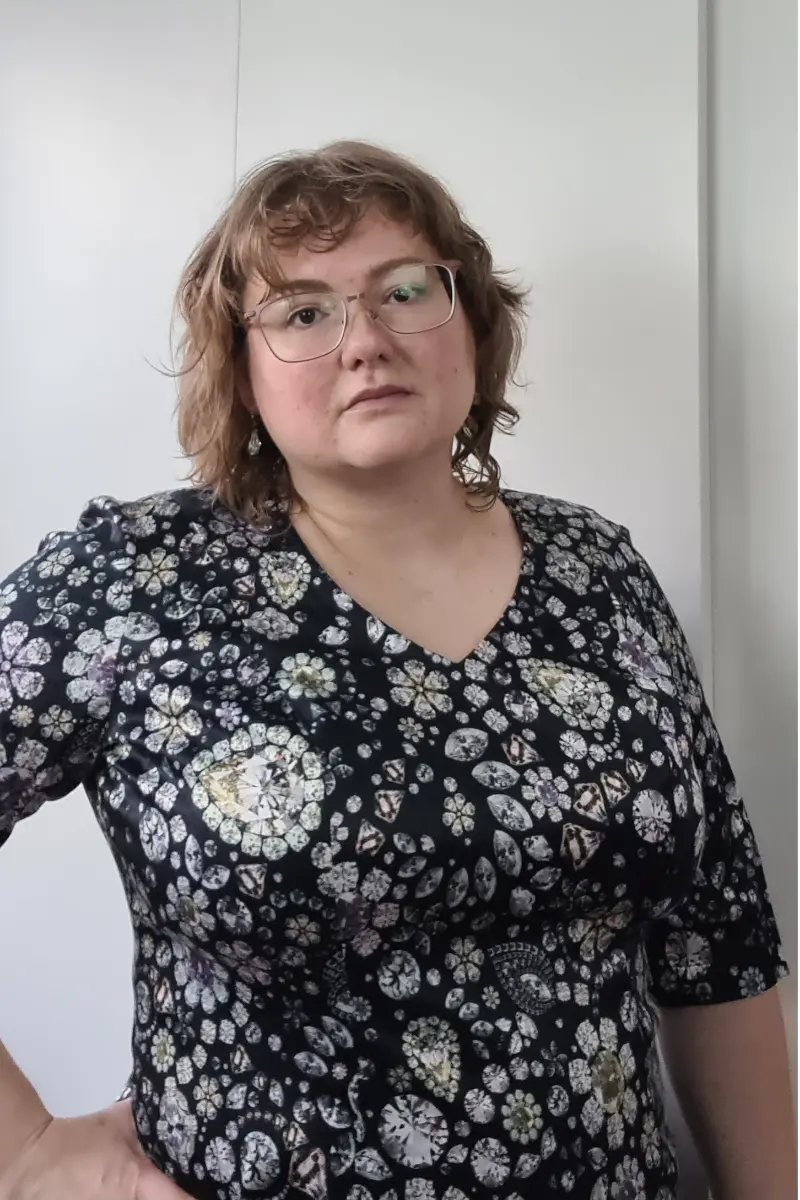 Daniela Nadler im Kleid mit Juwelen-Muster