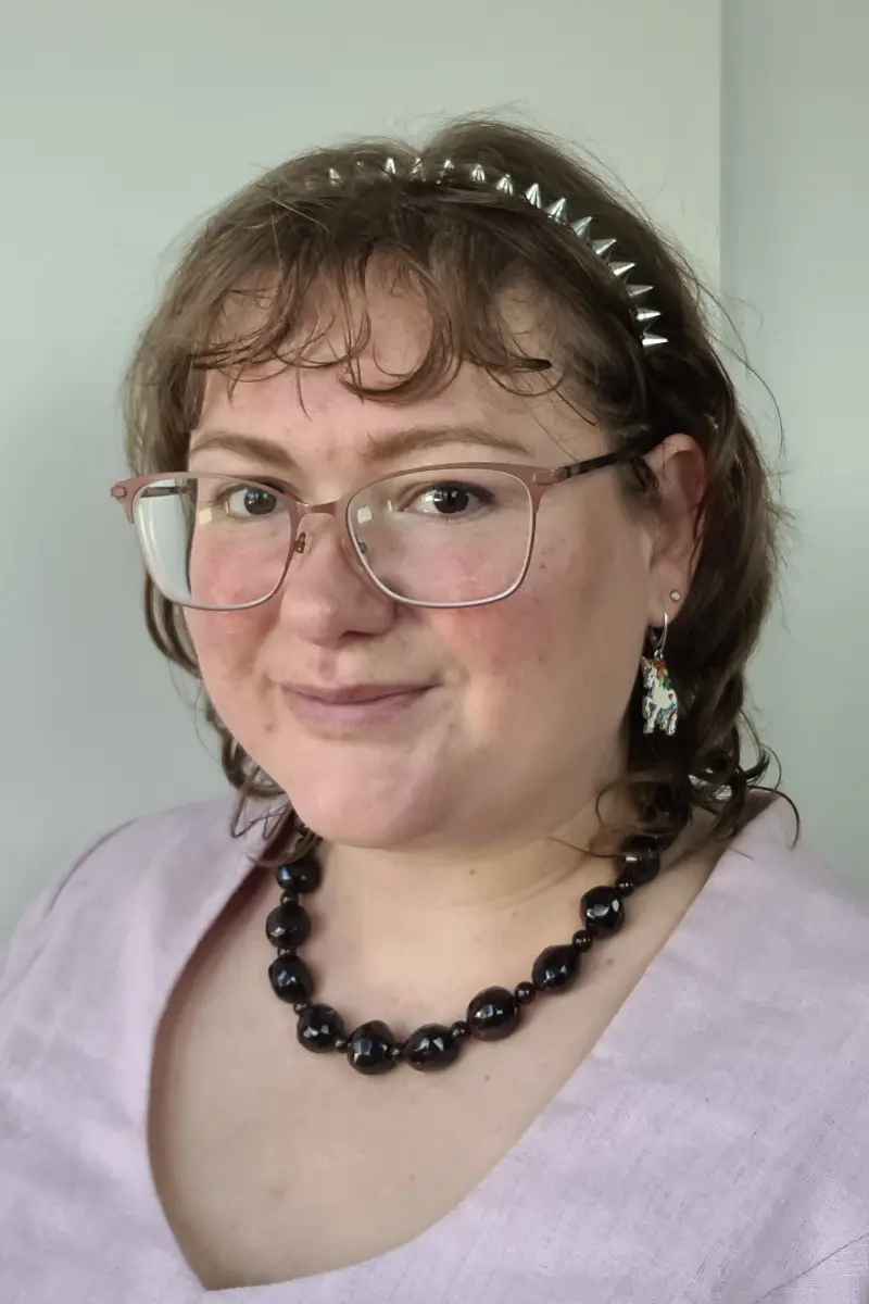Portrait Daniela Nadler mit Accessoires Rund ums Gesicht