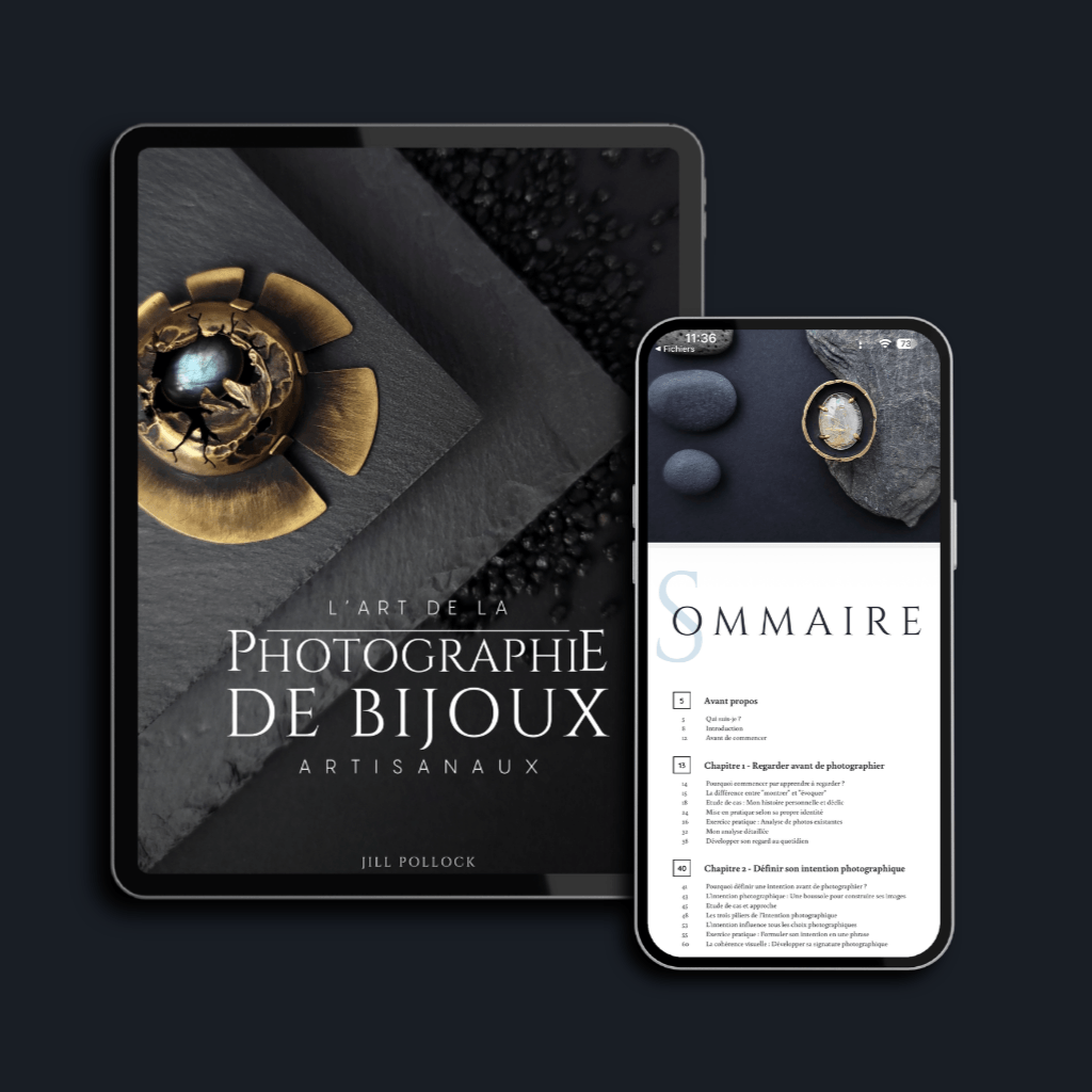 Mockup du livre L'Art de la Photographie de Bijoux Artisanaux, aperçu tablette et smartphone avec sommaire