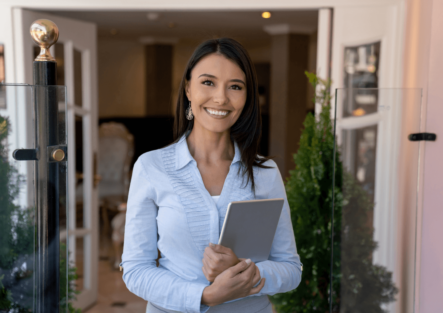  Illustration des méthodes EQ-i, PNL et équicoaching avec une coach souriante incarnant la puissance de l’accompagnement émotionnel.