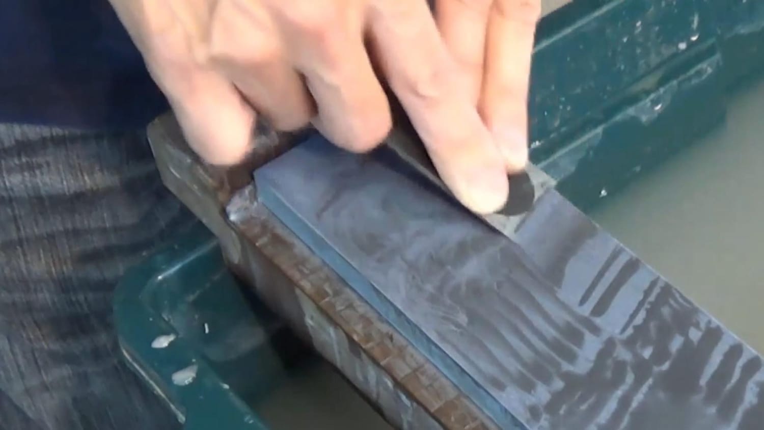 Sharpening a chisel while using the full surface of the whetstone.
