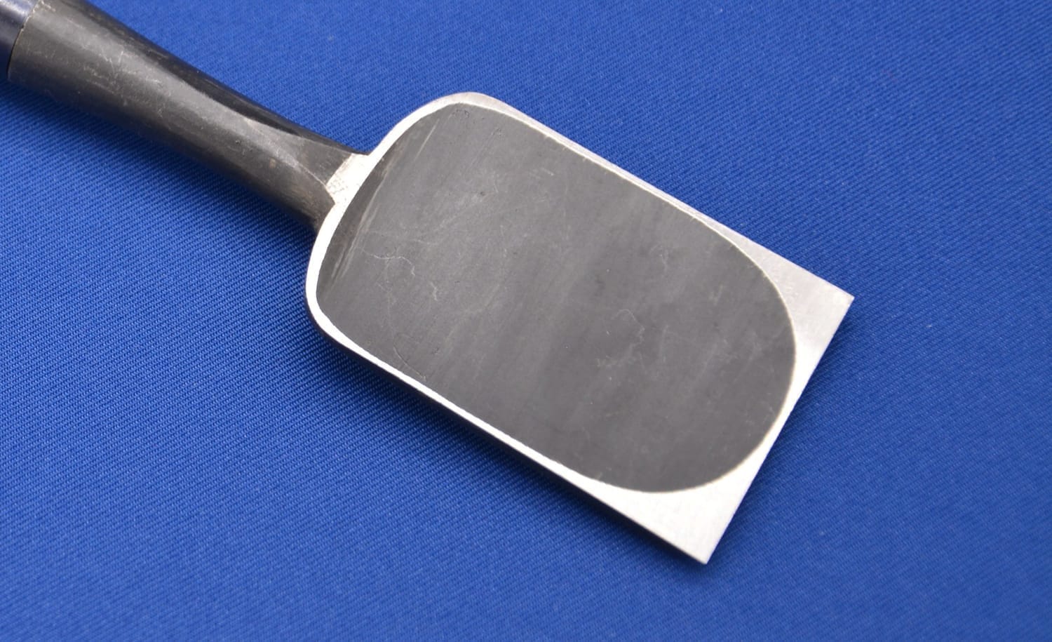Japanese chisel blade back showing a precise and symmetrical hollow grind
