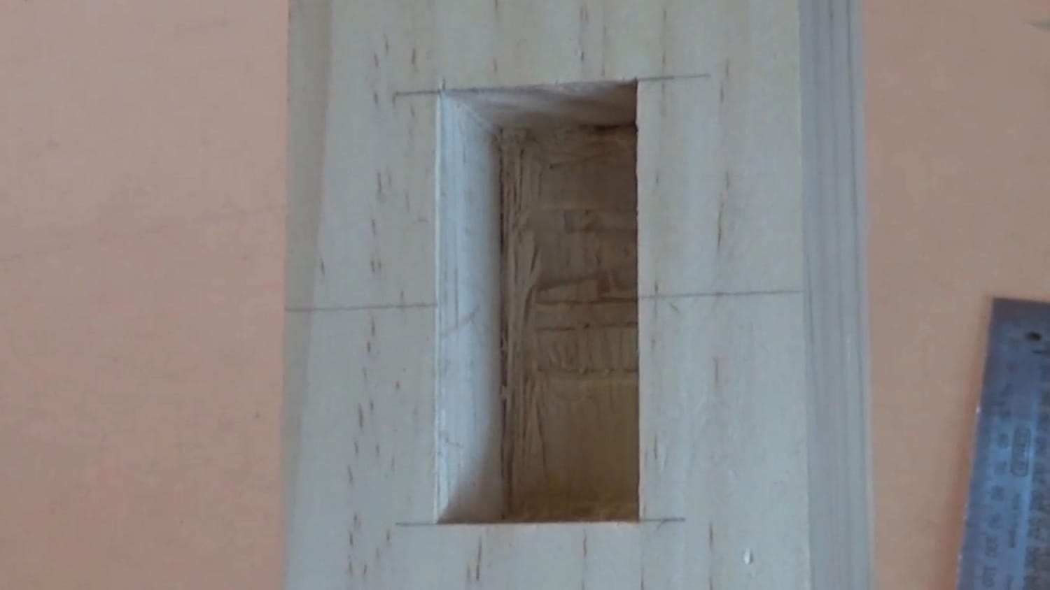 Comparison of end grain—sharp chisel leaves smooth surface, dull chisel leaves compressed, whitish fibres.