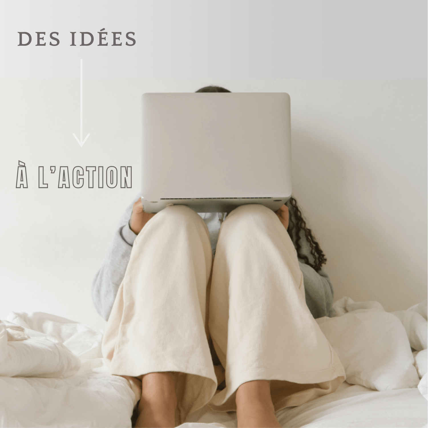 Pose les bases de ton succès en ligne : de l'idée à l'action. Image d'une femme travaillant sur son ordinateur portable, confortablement installée.