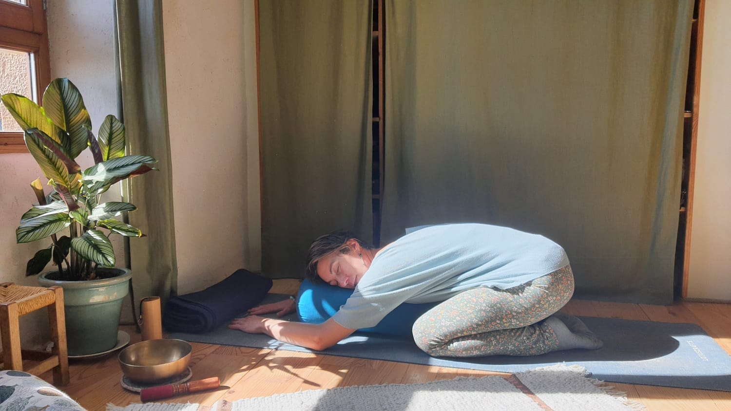 femme en posture de l'enfant pour soulager ses douleurs de règles et d'endométriose