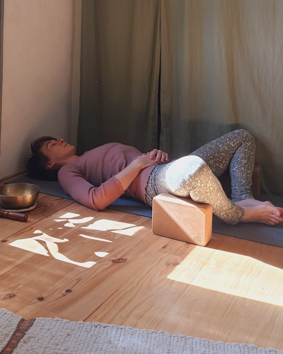 femme en posture de Yoga Endométriose pour soulager les douleurs de règles et d'endométriose, se détendre et réduire son stress