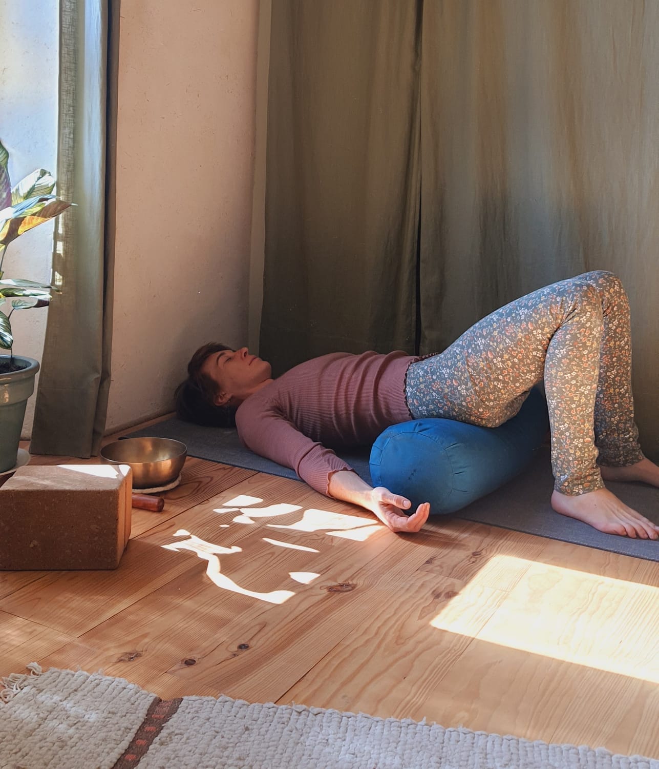 Femme en posture de Yoga Endométriose pour détendre le périnée et le psoas