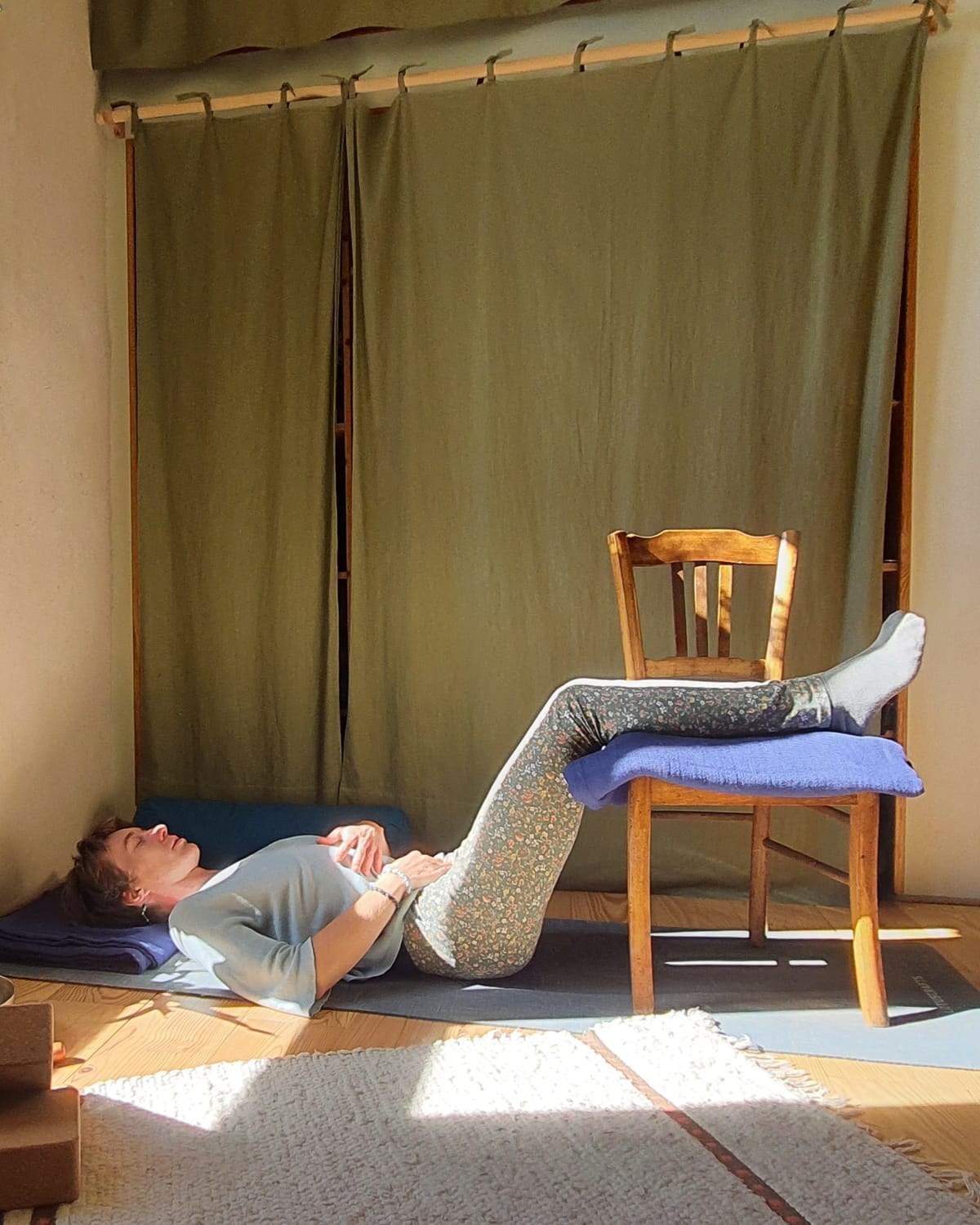 femme en posture de yoga endométriose pour soulager et détendre le périnée, le bassin