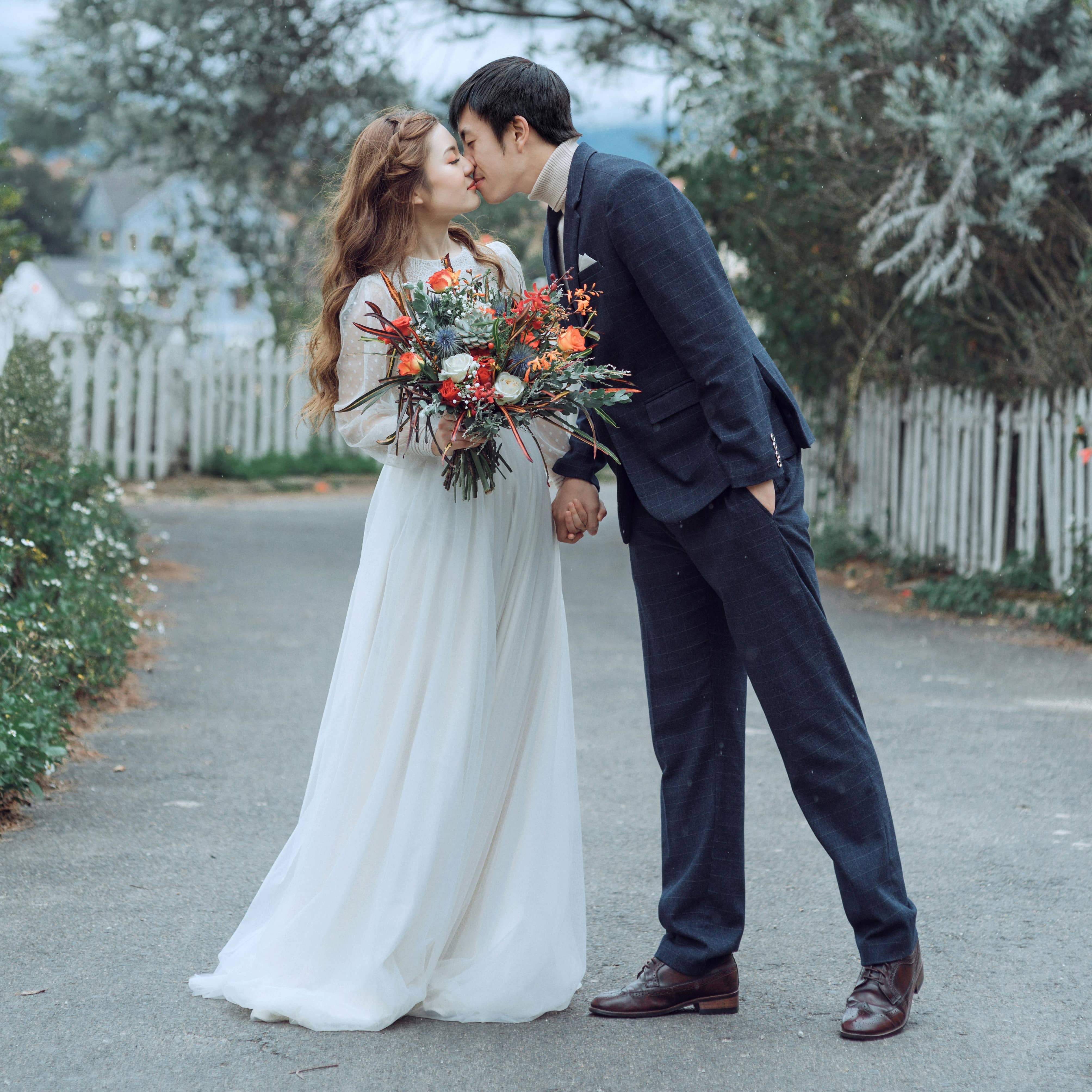 baiser mariés route campagne