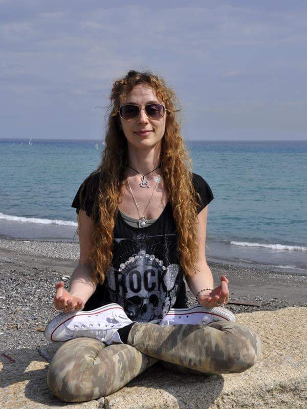 silvia, in meditazione al mare, olistica ribelle