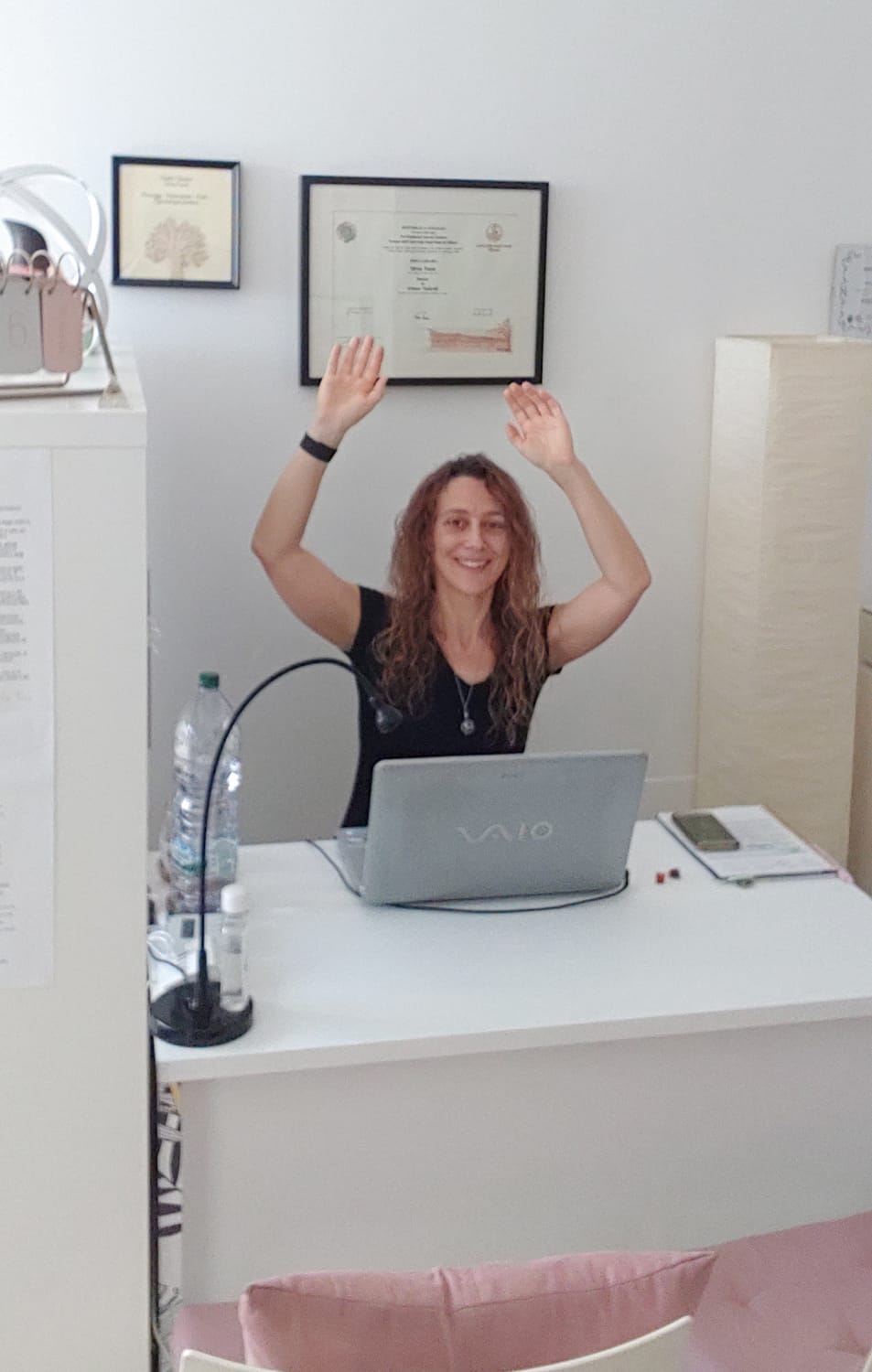 Silvia alla scrivania dello studio olistico dell'Olistica Ribelle di Rescaldina (MI).