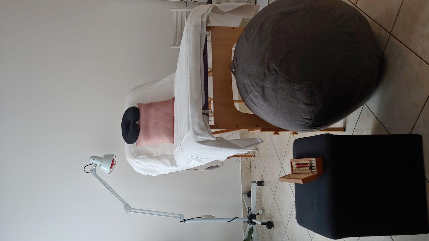 studio olistico di Rescaldina, lettino da massaggio, reflessologia, cromopuntura