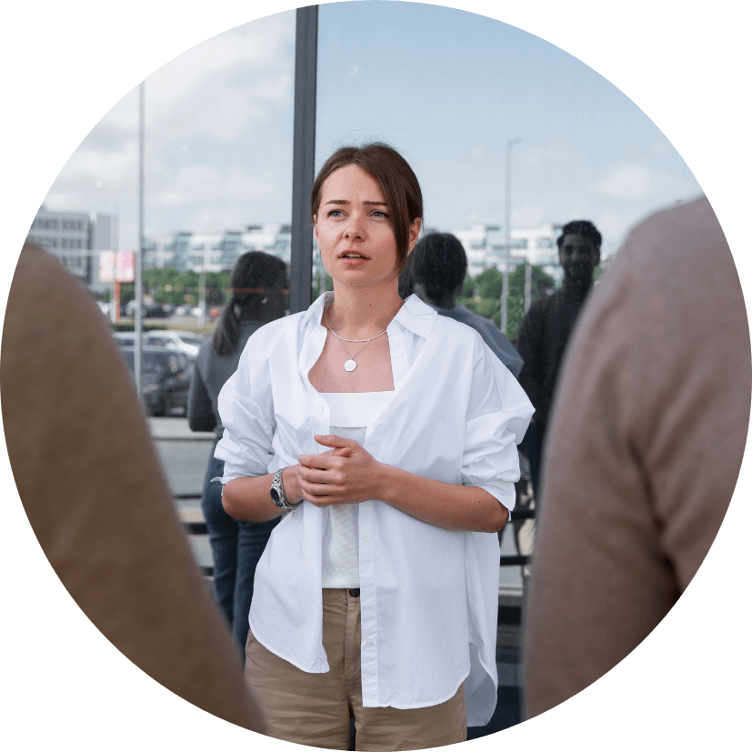 Femme debout avec assurance, symbole de confiance solide