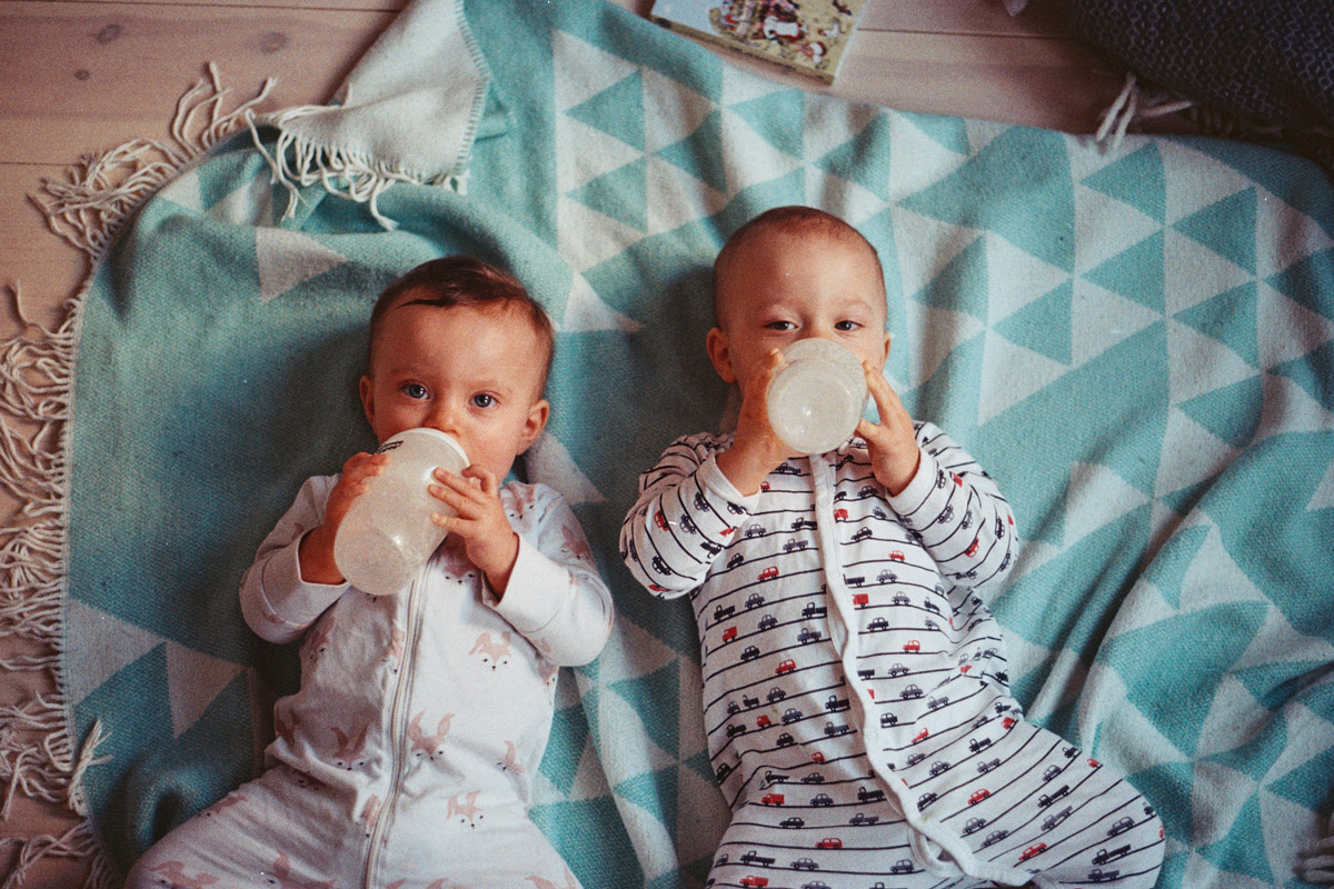 Sleep with Twin Babies Guide - twins drinking milk bottle