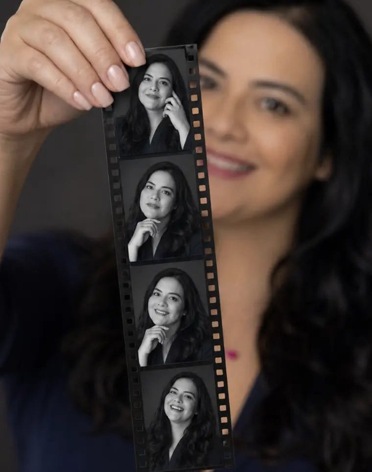 Leyla Ruiz sosteniendo una tira de fotos de sí misma