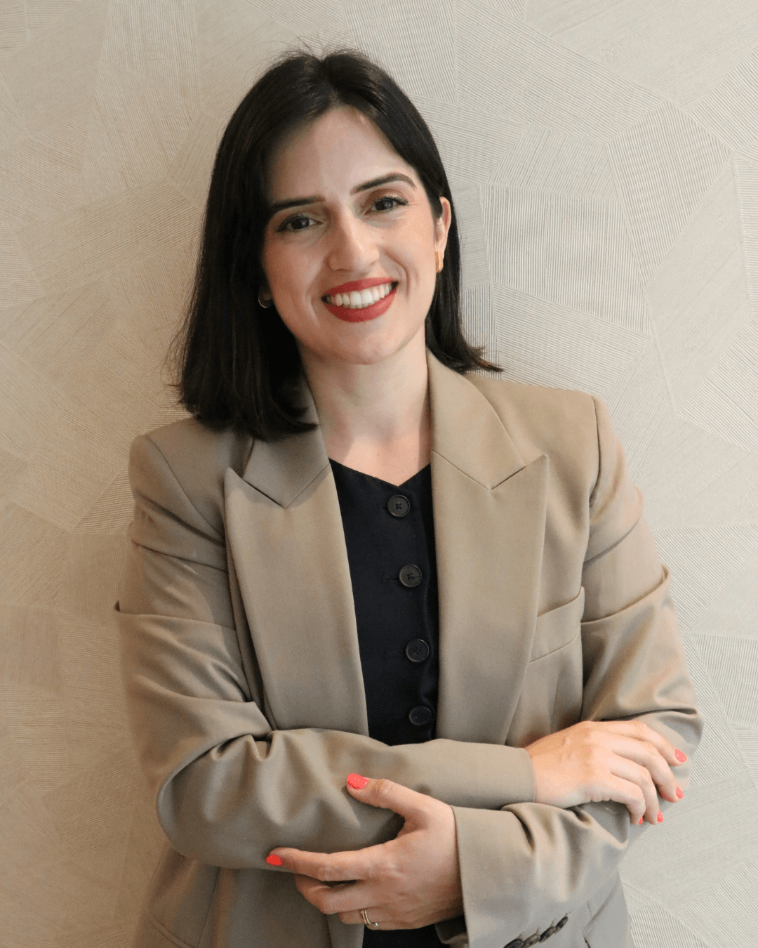 Olá, eu sou a Ana Magalhães Pereira. Sou nutricionista materno-infantil (2758N) e mãe de duas meninas.  Trabalho há 10 anos com famílias, em especial na introdução alimentar, gravidez e infância. A maternidade trouxe-me ainda mais clareza: sei na pele o que é lidar com dúvidas, medos e excesso de informação.  O meu objetivo é simples: ajudar-te a guiar o teu bebé na alimentação de forma segura, prática e realista, sem complicações. Já acompanhei centenas de famílias neste processo e sei que, com informação clara, consegues viver esta fase com confiança e tranquilidade.