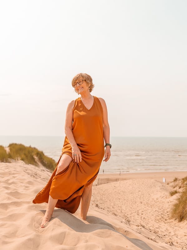 portrait d'une entrepreneure femme sur la plage réalisées par Aline Dubail Photographe Lille, en extérieur, pour son portrait d'entrepreneur, illustrer son univers entrepreneur 