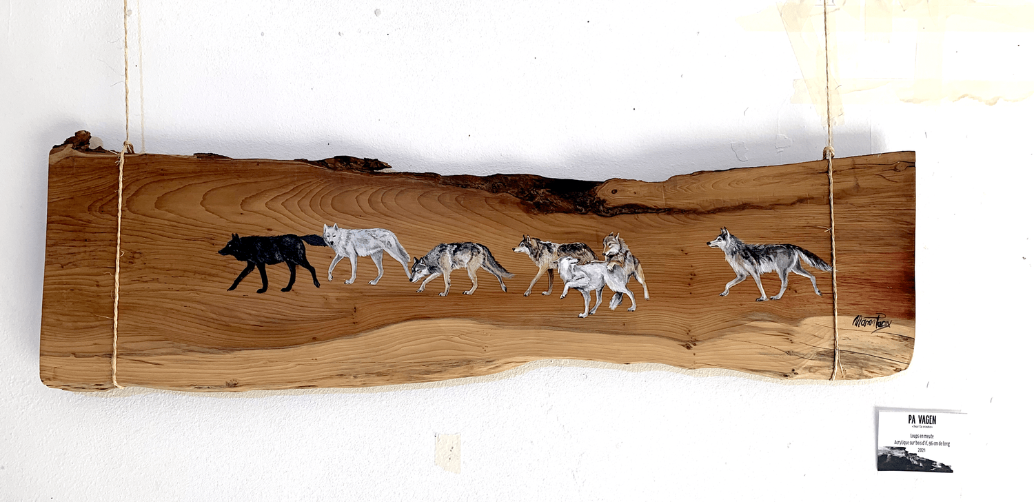 Peinture d'une meute de loups sur une planche de bois