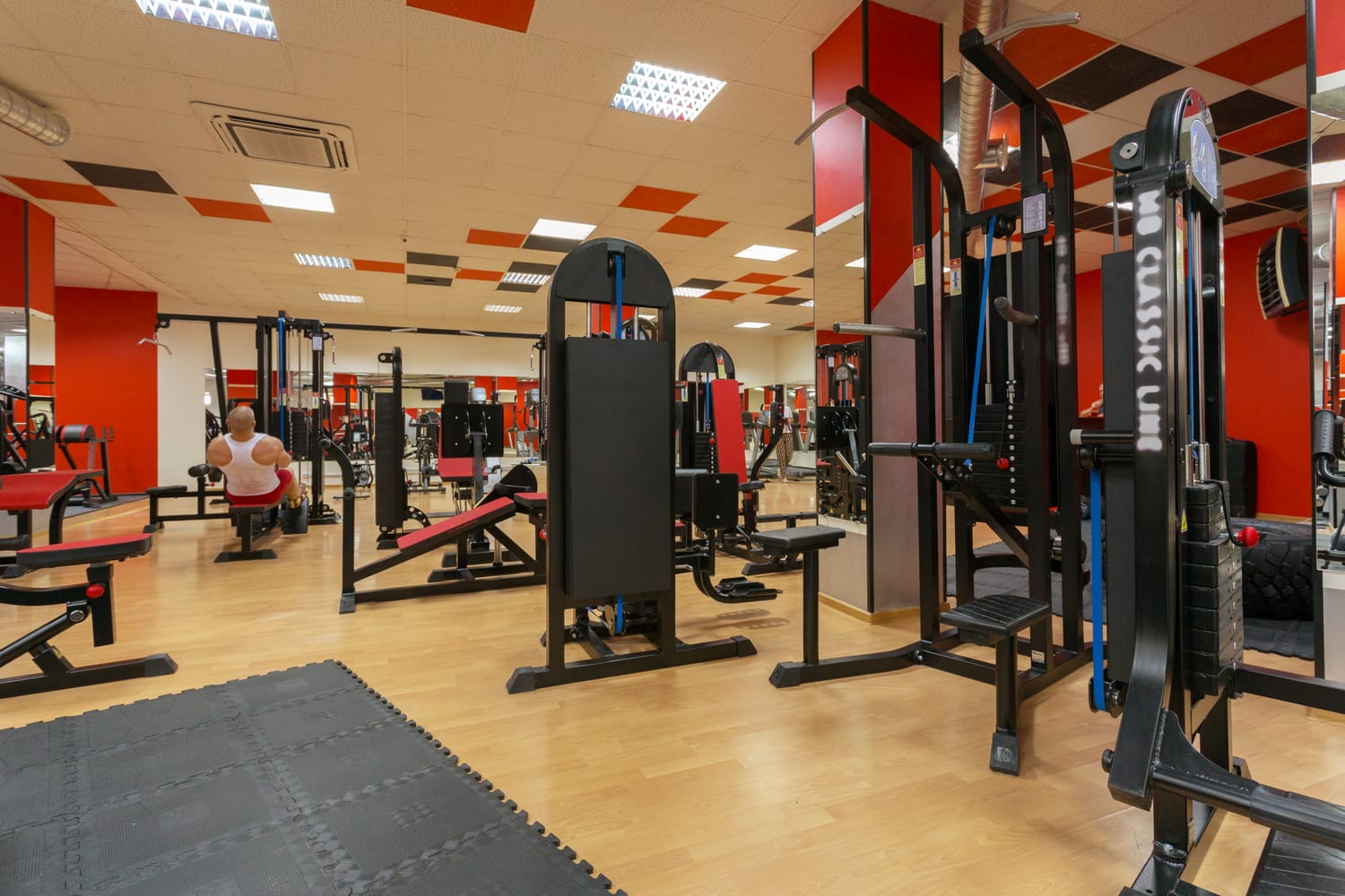 Équipements de musculation visibles dans une visite virtuelle Virtuvex pour salle de sport
