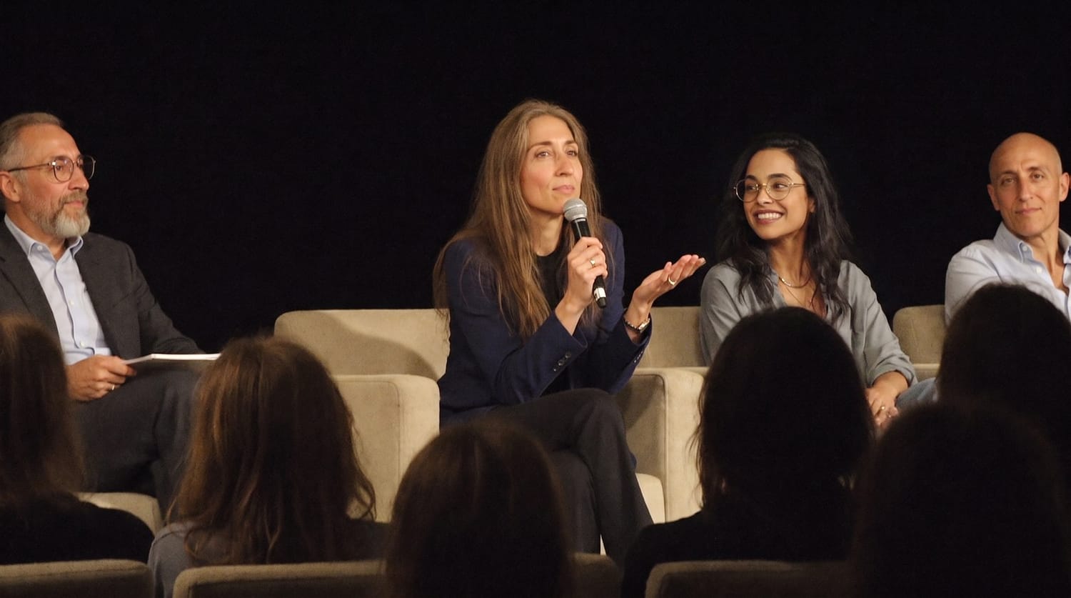 Hina Dao en table ronde, micro à la main, pendant les questions-réponses de fin de conférence