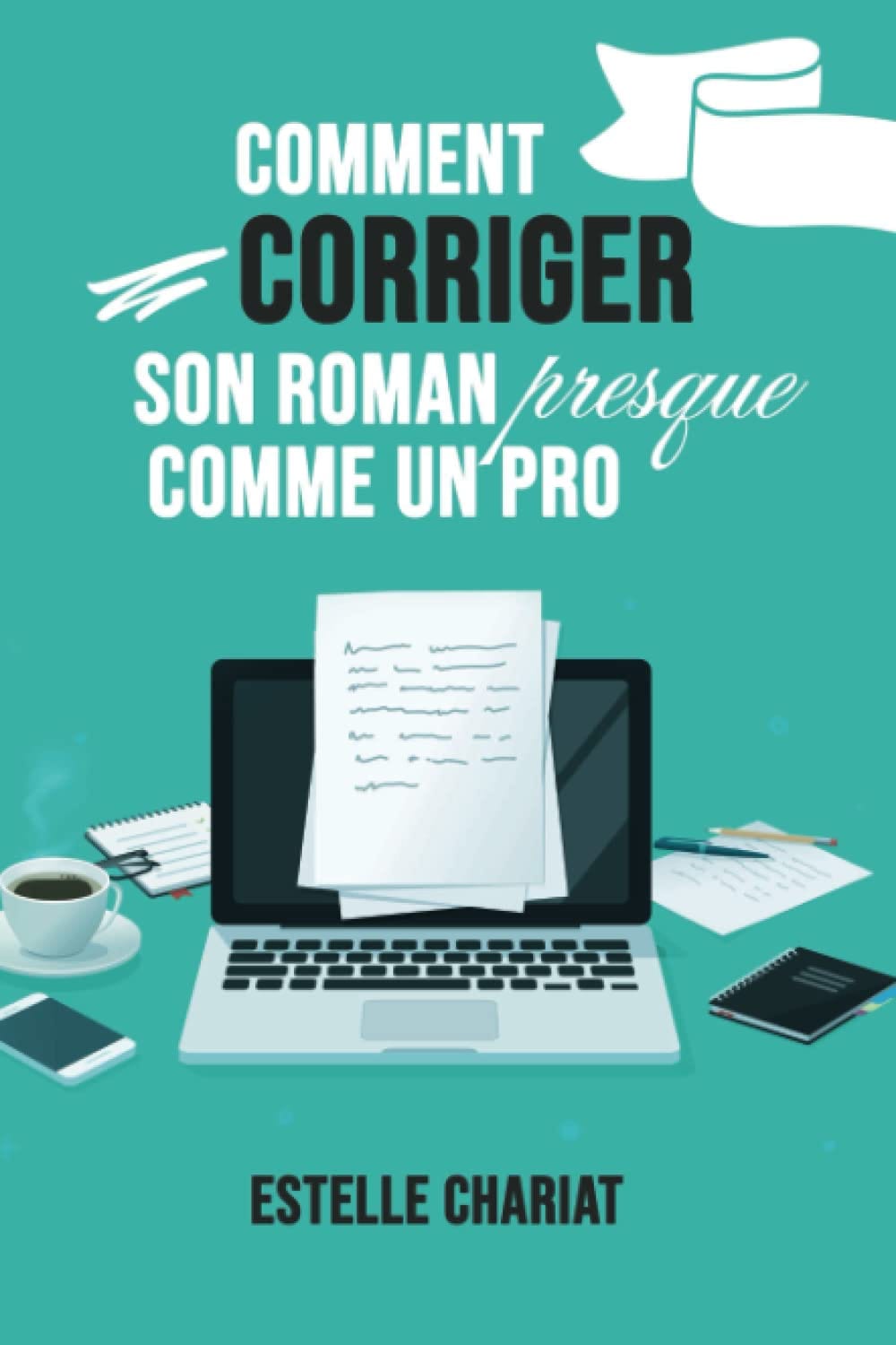Couverture du livre « Comment corriger son roman presque comme un pro » d’Estelle Chariat, fond vert turquoise, illustration d’un ordinateur portable avec feuilles, tasse et carnet.