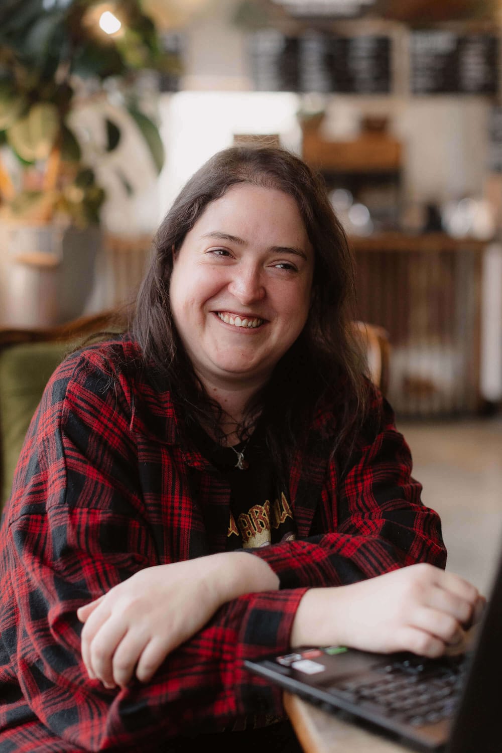 Noémie Barronie, une femme souriante devant son ordinateur