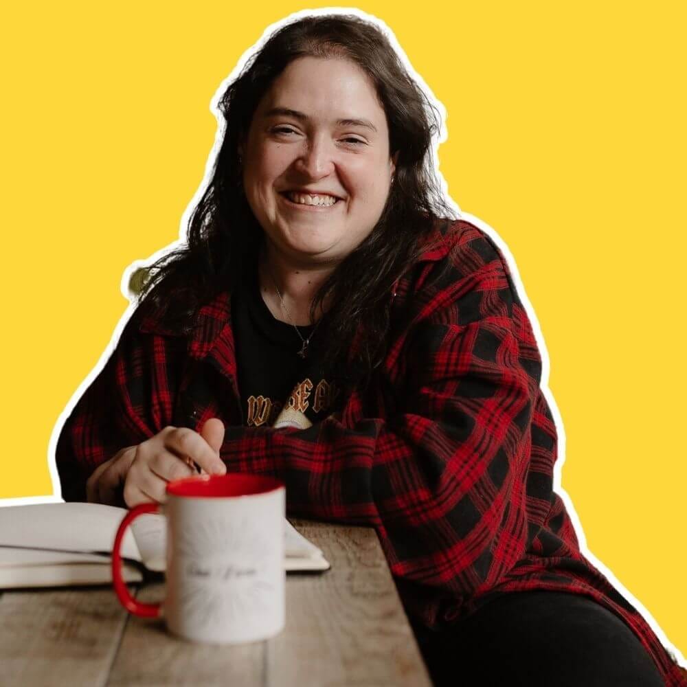 Noémie Barronie qui sourit devant sont carnet et un mug 