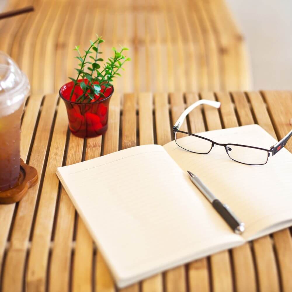 image d'un carnet avec lunettes et style