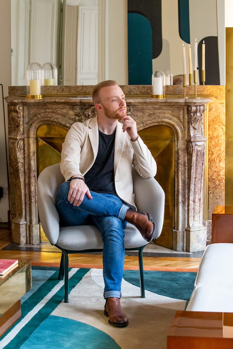Jean-Luc Ratiskol, coach en développement spirituel, en contemplation dans un jardin de bambous