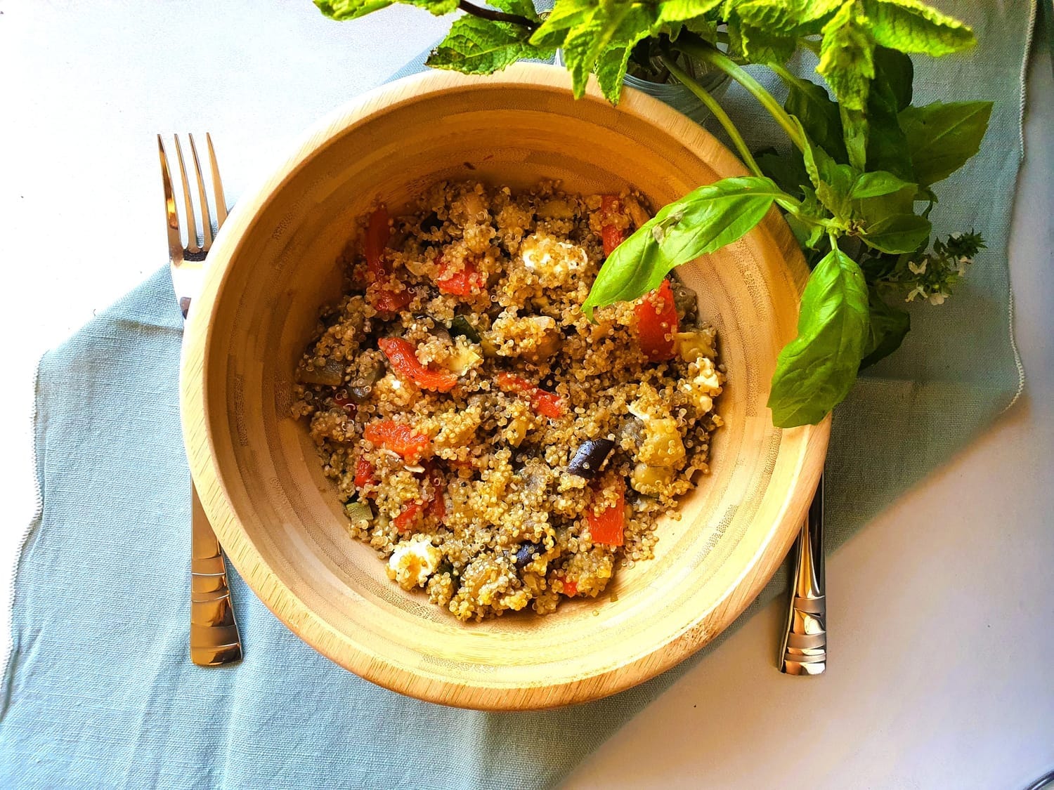 Bowl quinoa, légumes d'été, feta et pistou