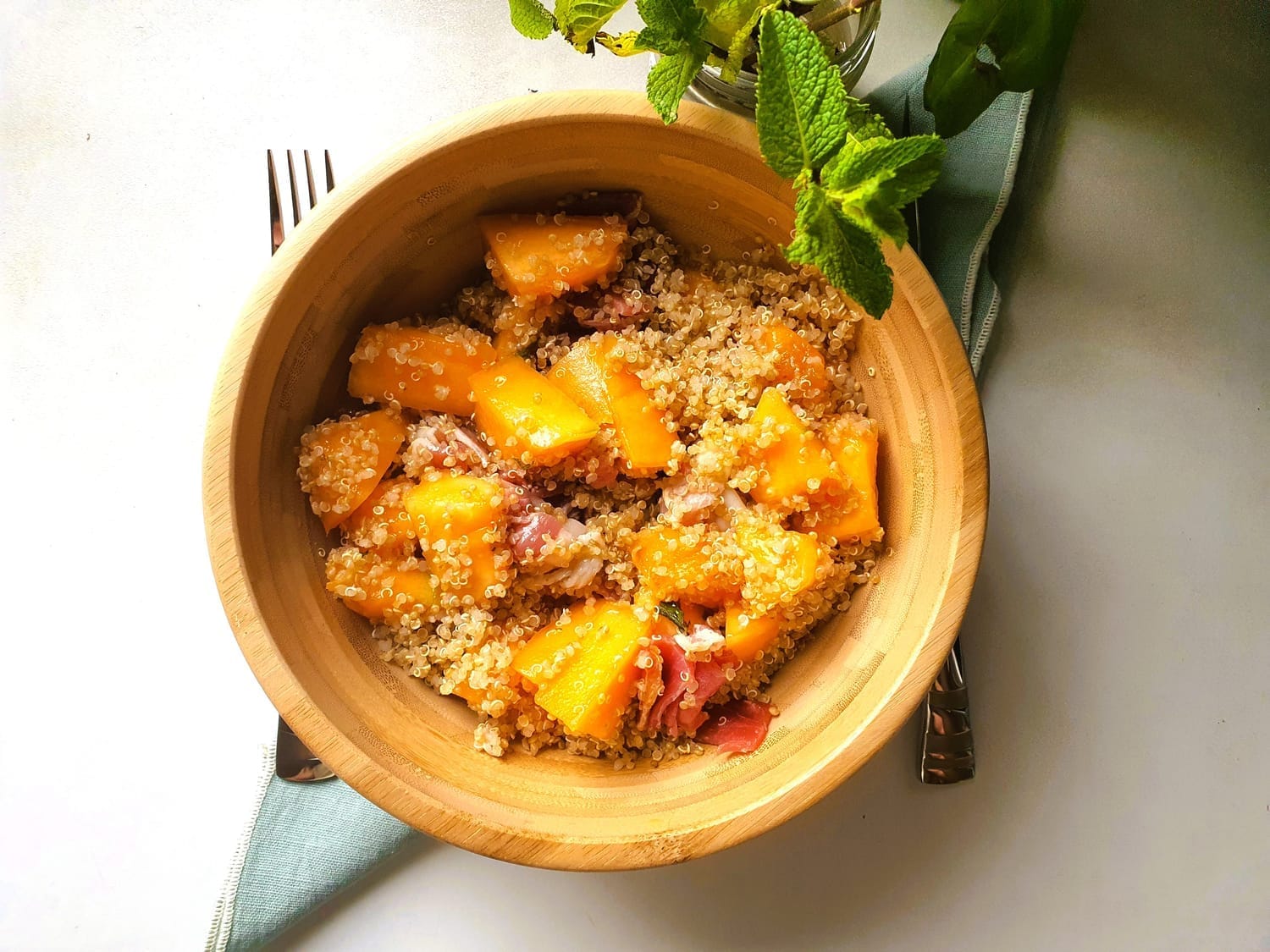 Salade quinoa, melon, jambon cru, menthe