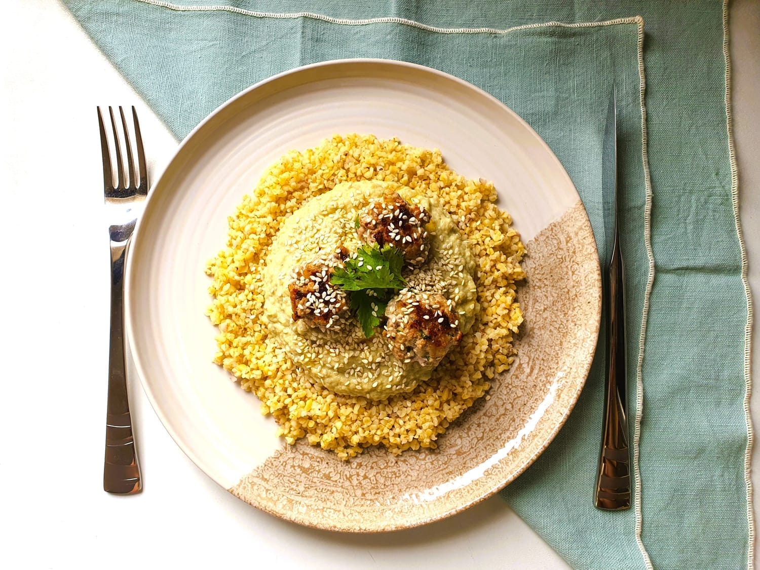 Keftas de veau, purée d'aubergine, herbes fraîches