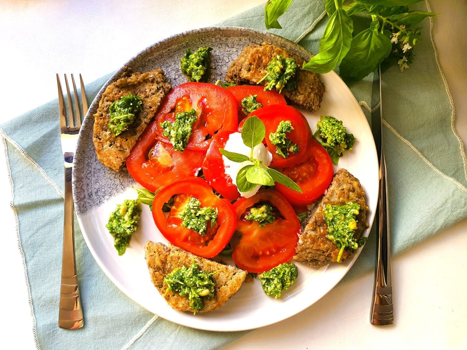 Galettes de lentilles, salade de tomates anciennes, burrata et pesto de roquette