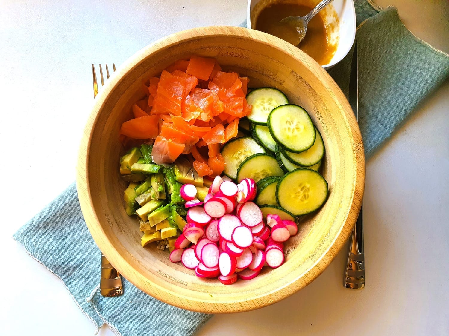 Poke bowl quinoa, truite fumée, crudités, sauce sésame